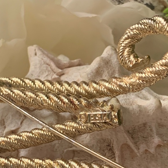 Vintage BSK "M" gold tone brooch. - Picture 3 of 5